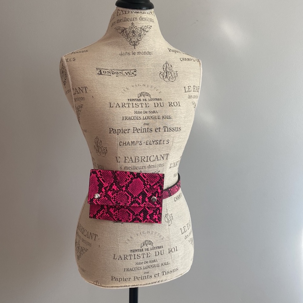 Black Pink Faux SnakeSkin Fanny Waist Pouch Purse Belt Metal Buckle Closure